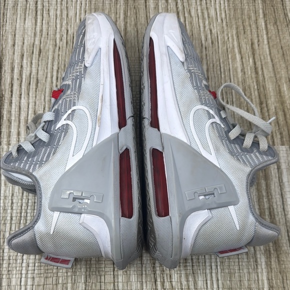 Nike Lebrons - Picture 7 of 10